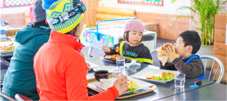 ゲレ食を食べるファミリー